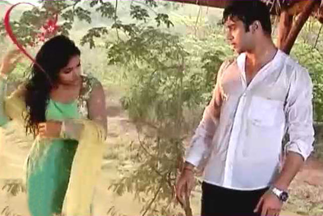 एलडी-राधा को मिला बारिश के बहाने रोमांस का मौका