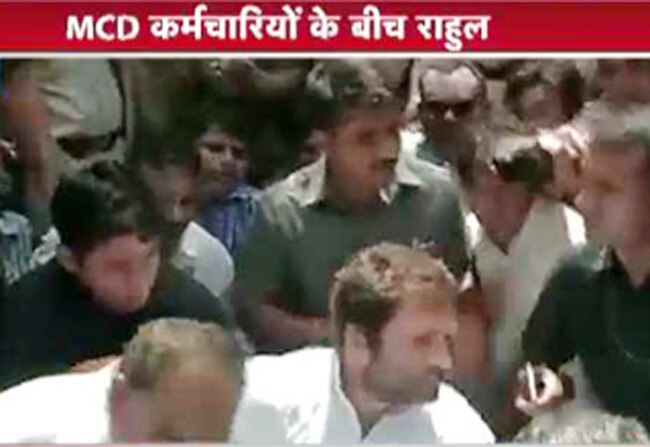 सफाई कर्मचारियों के बीच पहुंचे राहुल गांधी