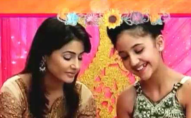 जब बेटी ने प्यार से सजाई मां के हाथ पर मेहंदी