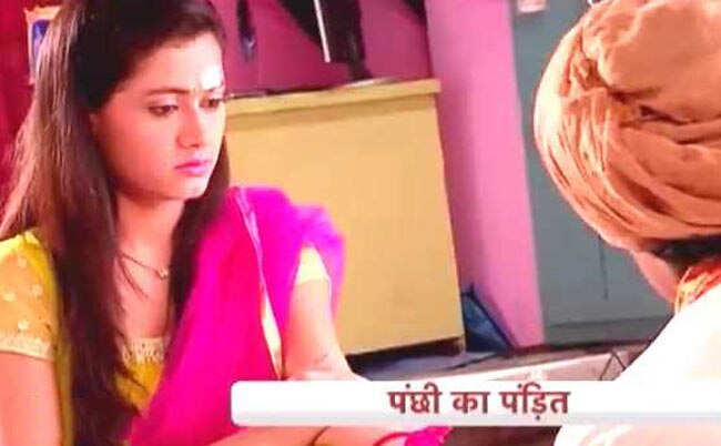 हाथ देखने के बहाने ये क्या करने लगा पंडित