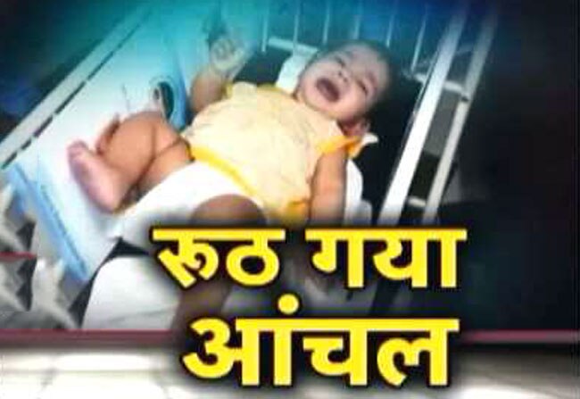 मंदिर की सीढ़ियों पर मां को पुकारती एक मासूम