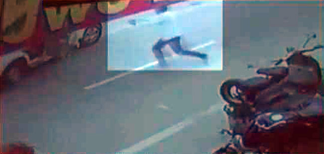 स्कॉर्पियो पर फायरिंग करता बदमाश