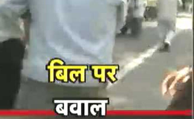 आम आदमी सेना ने केजरीवाल के घर की बिजली काटने की कोशिश की