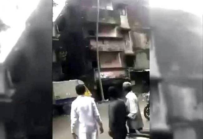 देखिए अचानक जमींदोज होती तीन मंजिल इमारत