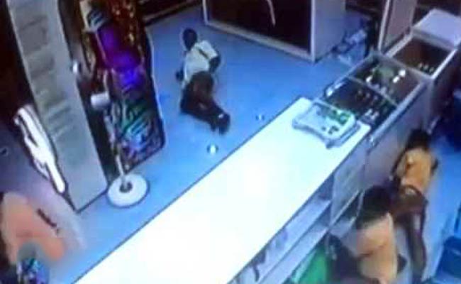CCTV फुटेज: दुकान में घुस बदमाशों ने की पिटाई