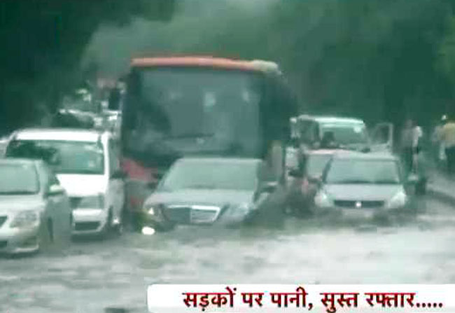 पानी में डूबी दिल्ली की सड़कें