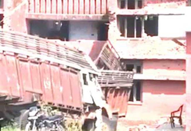 पुलिस ने बम को डिफ्यूज किया!