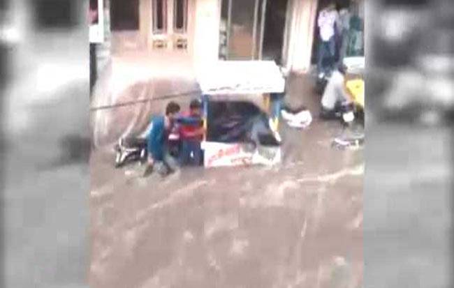 बाढ़ के प्रलय की खौफनाक तस्वीरें...