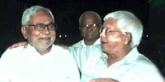 आधी रात में लालू से मिले नीतीश