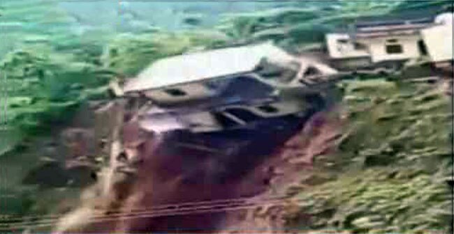उत्तराखंड में लैंडस्लाइड से तबाह होते घर की तस्वीर