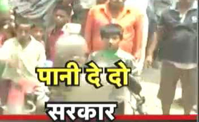 गंदे पानी को लेकर लोगों का गुस्सा भड़क गया