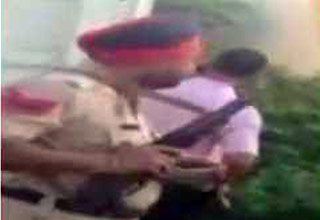 आतंकियों का पुलिस पर हमला, परिजनों को बनाया बंधक