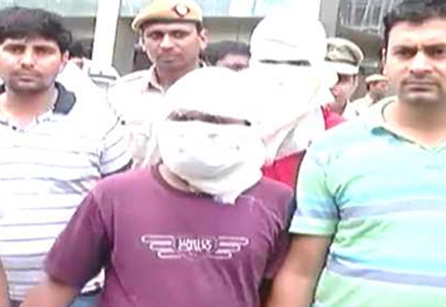 खाकी वर्दी पहनकर लूटने वाले गिरफ्तार