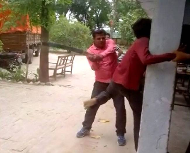 पुलिस ने खंभे से बांधकर की युवक की पिटाई!