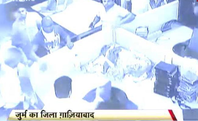 CCTV फुटेज: ऑफिस में घुसकर गुंडों ने की एक शख्स की पिटाई