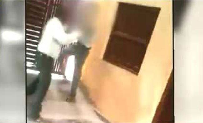 देर से स्कूल आने पर छात्रों की डंडे से पिटाई!