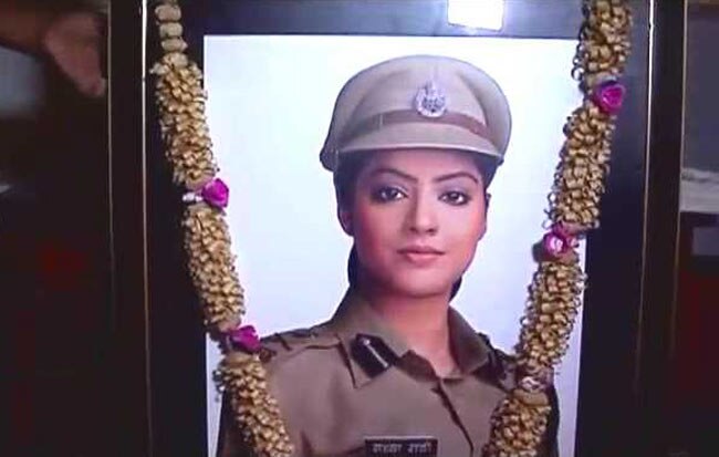 क्या सचमुच बुझ गया संध्या का दीया!