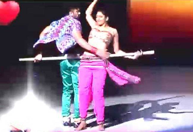 नहीं देखा होगा कभी ऐसा डांस!