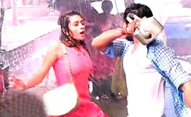 जब अमाया फंसी गुंडों के बीच....