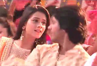 भांग पीकर मंटू के करीब जा पहुंची अमाया