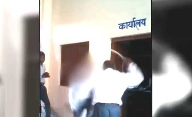 छात्र की बेरहमी से पिटाई करता स्कूल का प्रबंधक