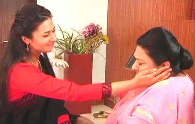 देखिए सास और बहू का अनोखा मिलन