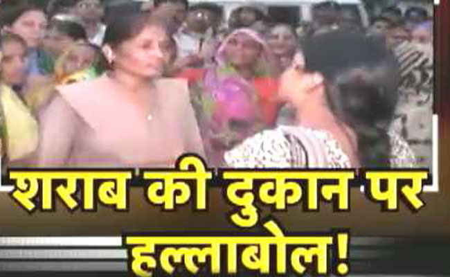 शराब की दुकान में महिलाओं ने बोला धावा