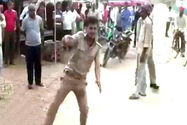 नशे में झूमता यूपी पुलिस का सिपाही
