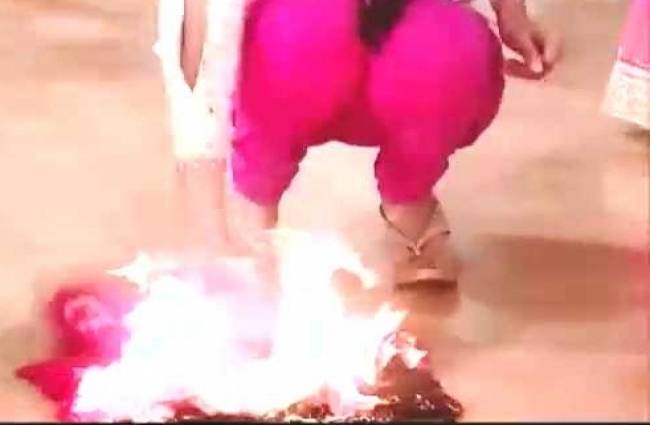 मीरा ने लगा दी आग