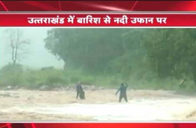 पानी के तेज बहाव में बाइक सवार