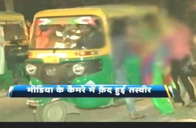 बीच सड़क लड़कियों का हंगामा, नोंचे बाल