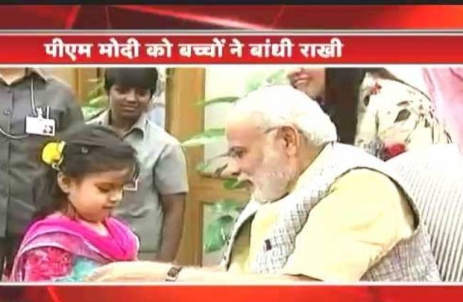 पीएम मोदी को बांधा रक्षा सूत्र