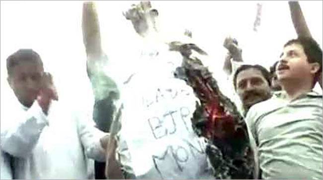 जम्मू में प्रदर्शकारियों पर पुलिस की लाठी!