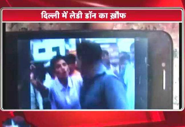 लेडी डॉन ने की ऑटो ड्राइवर की जमकर पिटाई