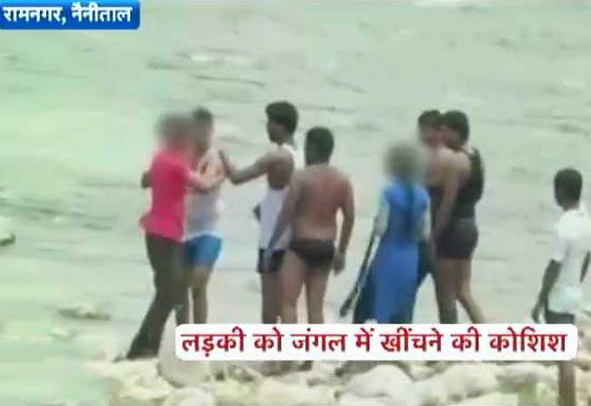 मंदिर में पूजा करने गई युवती से मनचलों ने की छेड़छाड़