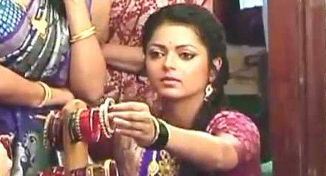 जब गायत्री ने पहनीं हीरे की चुड़ियां...