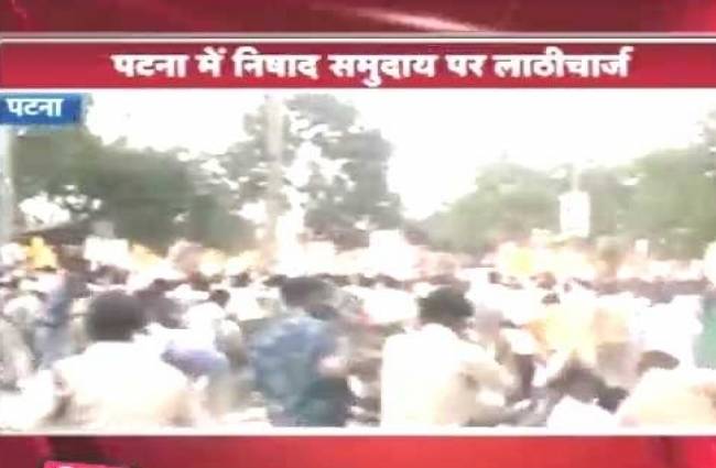 प्रदर्शन पर पुलिस की लाठी