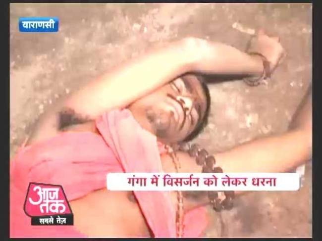 वाराणसी: पुलिस से टकराए साधु