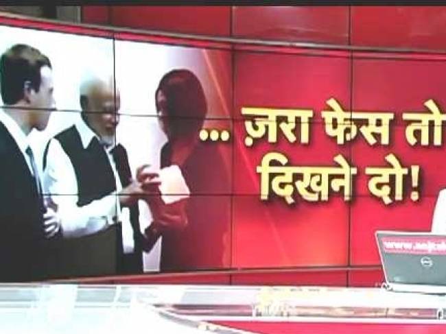 PM मोदी ने बांह पकड़कर जकरबर्ग को किया साइड!
