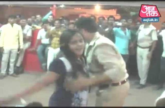 बनारस: बारबालाओं के साथ जमकर नाची खाकी