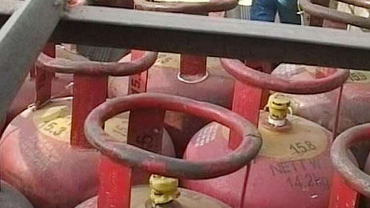 बिना सब्सिडी वाला गैस सिलेंडर हुआ सस्ता