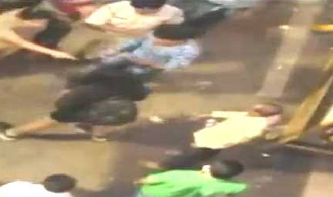 मुंबई पुलिस ने की महिला की पिटाई