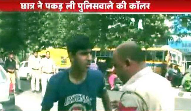 मनचले को सबक सिखाना पड़ा पुलिसकर्मी को भारी