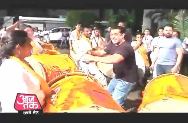 सलमान खान ने धूमधान से किया गणपति विसर्जन