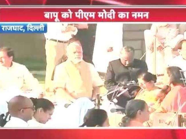 राजनेताओं ने राजघाट जाकर राष्ट्रपिता महात्मा गांधी को दी श्रद्धांजलि