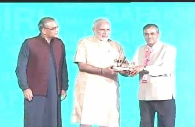PM मोदी ने सफाईवीरों को किया सम्मानित