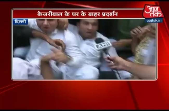 युवाओं ने किया केजरीवाल के घर के बाहर प्रदर्शन