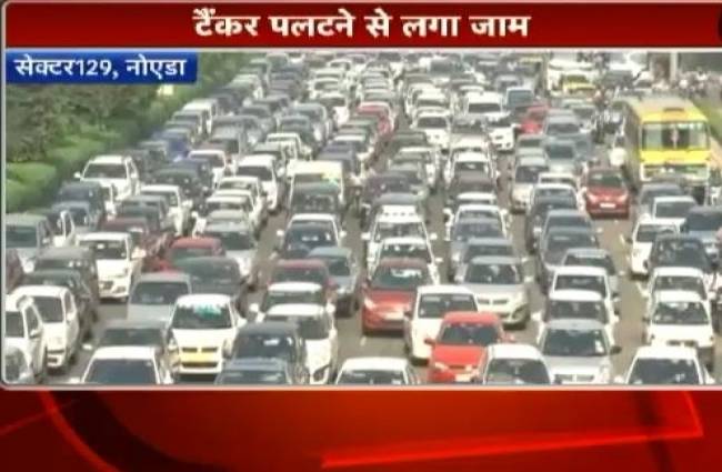 नोएडा में लगा चार किलोमीटर लंबा जाम