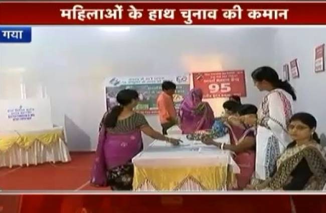 बिहार चुनाव: महिलाओं के रंग में रंगें पोलिंग बूथ