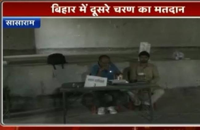 पोलिंग बूथ में नहीं है बिजली का इंतजाम